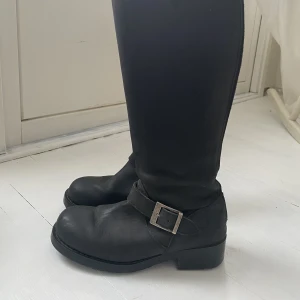 Johnny bulls  - Johnny bulls kängor i äkta läder. Justerbara spännen. Väldigt fint skick.