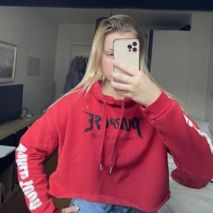 Röd Cropad Hoodie - Supersnygg röd cropad hoodie🤍 Säljer denna veckan 3 FÖR 2 och FRI FRAKT på alla varor⭐️