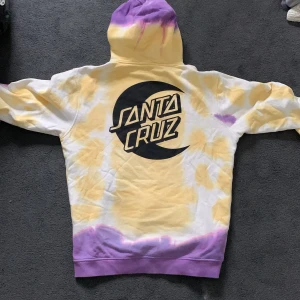 Santa cruz hoodie - En knappt använd santa cruz hoodie, inga defekter. Lappen säger storlek S men skulle mer säga att den passar M - alltså oversized. Hör av vid frågor ♥️