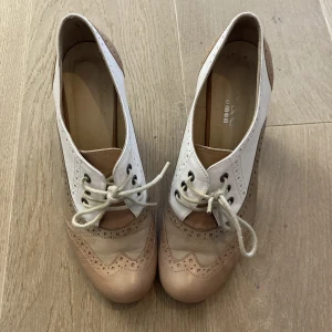 Skor i storlek 38 - Klackskor i storlek 38. De är använda en del men i gott skick.