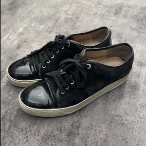 Lanvin skor - Säljer mina svarta lanvin skor som har varit använda i ett år och är lite slitna vilket är därför de har ett hyfsat billigt pris. Däremot så är de väldigt bekväma och mjuka då de har använts.
