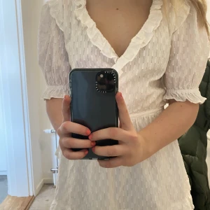 Superfin sommarklänning! - Säljer denna superfina & Other Stories klänning! Använd drygt 3 gånger och i toppen skick! Denna är perfekt nu när skolavslutningen/midsommar/studenten är precis runt hörnet! Köpt för 650kr på & Other Stories hemsidan 2021.