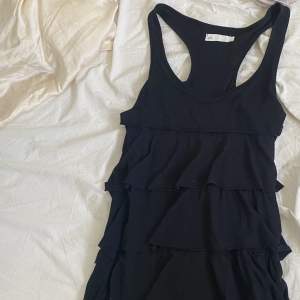 En jättefin svart klänning med volanger💗 Säljer pga ingen användning.