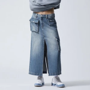 trendig jeanskjol - Trendig jeanskjol från weekday! Har ej använt, råka köpa i fel storlek… Ursprungspris 490kr, men kan gå ner till 300kr! 🕺🏼Frakt tillkommer.