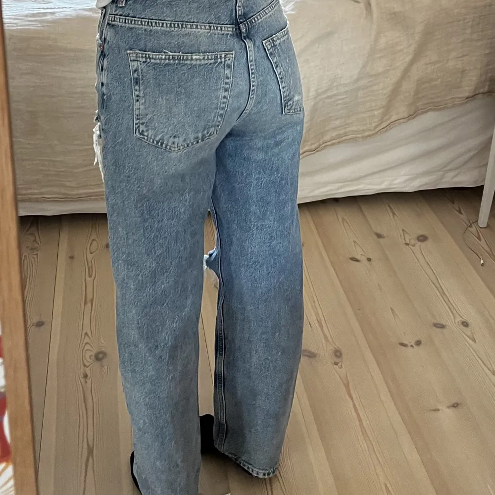 Säljer mina jättefina jeans från Gina Tricot då de inte riktigt är min stil längre. 💗De är mid waisted och är i nyskick då jag bara använt dem ca 4-5 ggr. Storlek 34 (Xs-S) Nypris: 599 kr mitt pris: 250 kr🫶🏼❤️pris kan såklart diskuteras💗. Jeans & Byxor.
