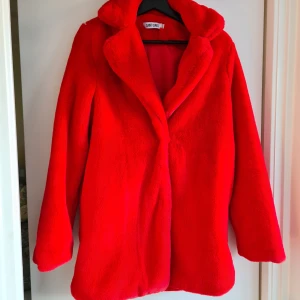 Röd pälsjacka - Som ny! Endast använt den 1 gång. Supermysig. 