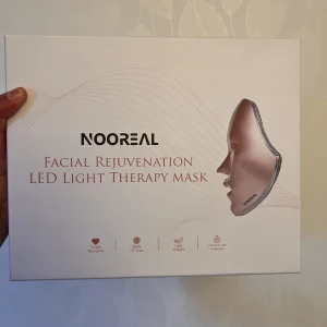 Nooreal Led light therapy - ljusterapi till ansiktet med 7 olika färger med olika funktioner som ger resultat, bra om man har ackne ärr. Använt ca 5 gånger och allt kommer med. Nypris 1199kr