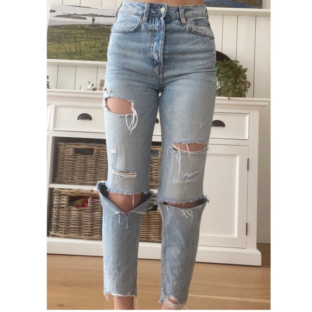 Fina och supersköna jeans från H&M! Säljer pga att dem har börjat bli för små.❤️. Jeans & Byxor.