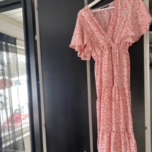 Lång sommarklänning - Super fin lång sommarklänning!  Använt 1-2ggr