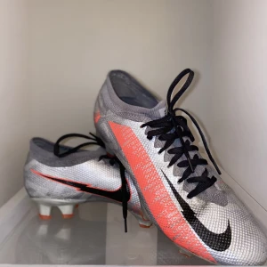 Nike Mercurial Vapor 13 Pro FG  - Tjena!  Säljer dessa fotbollsskorna i toppskick:  Nike Mercurial Vapor 13 Pro FG  Skick (9/10) Använda en säsong  (storlek 42)  //Alexander