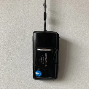 Olympus Mju ll - Olympus Mju ll analog kamera.  Fungerar felfritt framkallat bilder med den nyligen. Snygga bilder och lätt att fota med ✨