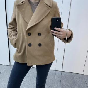 Kappa  - Beige kappa från Boomerang i storlek 36. Perfekt till våren