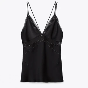 Topp - Säljer min super fina zara topp/linne som inte går att köpa längre, lappen kvar och inte använd!! köpt för 399kr💕