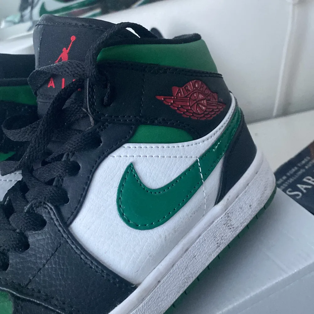 Nu säljer jag mina Nike air  Jordan 1 i pine green. Storlek 36,5 men sitter mer som 36. Knappt använda. Äkta . Skor.