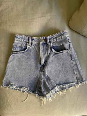 Shorts från Zara strl 34 - Använd fåtal gånger 1 säsong. Passar ej längre efter graviditet 