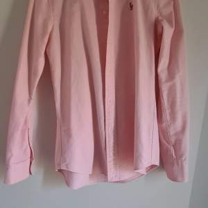 Rosa skjorta från Ralph Lauren, endast använd ett fåtal gånger.