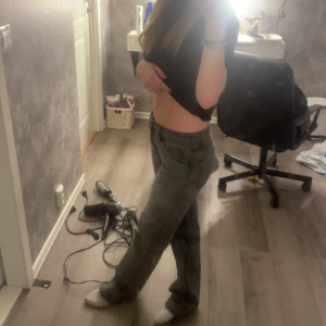 Gråa jeans 💗 - Säljer dessa lågmidjade jeans från zara eftersom de bara ligger i garderoben  och kommer inte till användning❤️ använda typ 1 gång! Som referens är jag 155 och dom är väldigt mycket för långa på mig, skriv till mig för mått 💓