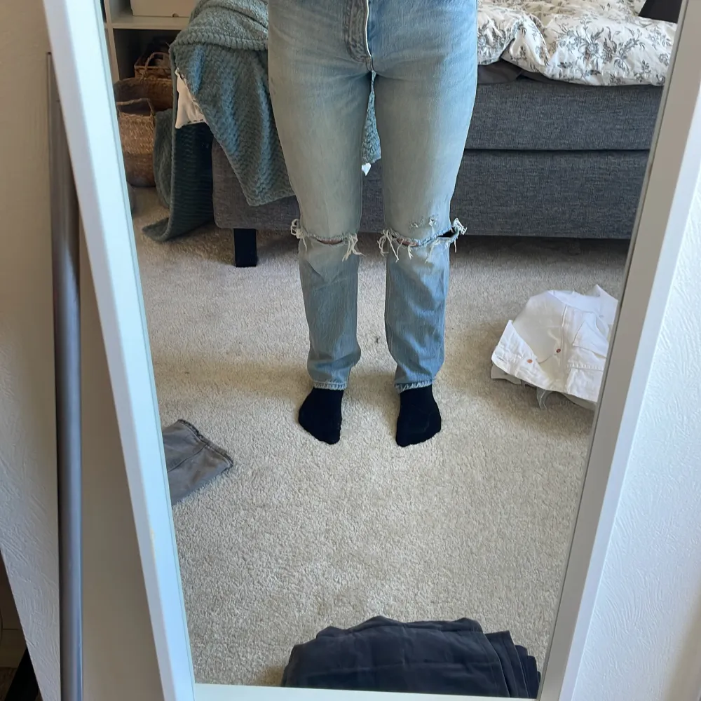 Säljer dessa mid rise jeans från zara i storlek 34🥰🥰. Jeans & Byxor.