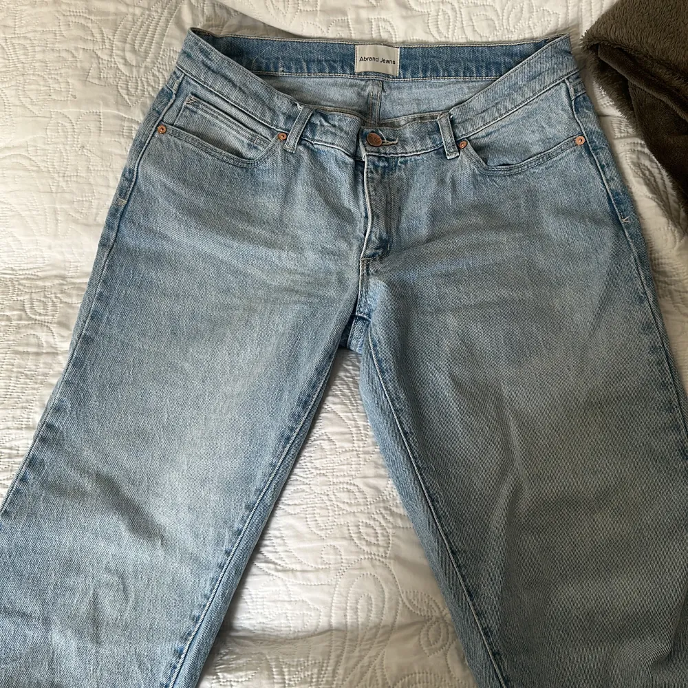 Säljer nu mina fina jeans från Abrand då dom inte kommer till användning längre, knappt använda, storlek 30 längd 12, nypris 1000kr, A99 Low Straight. Jeans & Byxor.