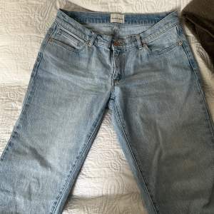 Säljer nu mina fina jeans från Abrand då dom inte kommer till användning längre, knappt använda, storlek 30 längd 12, nypris 1000kr, A99 Low Straight