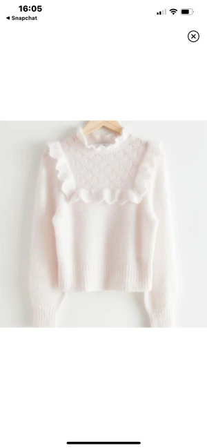 Stickad topp - Säljer denna jättesöta stickade toppen ifrån &otherstories, knappt använd och i nyskick🫶🏼 nypris är 890 kr säljer för 250+frakt💓✨