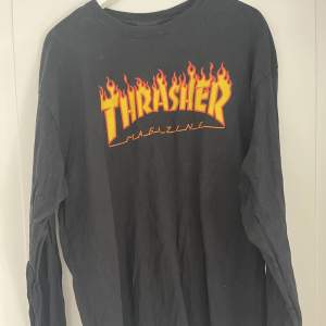 Säljer nu min Thrasher tröja.  Tröjan är i tunnare material.  Använd med är fortfarande i fint skick! 