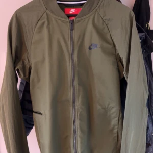 Nike jacka  - Som ny storlek L men passar också M 