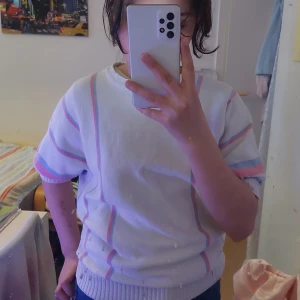 T-Shirt - Den här tröjan tycker jag är så fin. Men jag vill sälja den för min garderob är full med kläder och att det inte finns plats.Tröjan är lite oversized under armarna. Rosa och blå randig. Så bra för våren. Har köpt den från dubai för 200.pris kan diskuteras