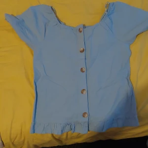 Fest kläder  - De här byxorna och tröjan är så fina. Jag har bara haft de på mig en gång. Jag köpte de från dubai för ca 400 kr. Och jag säljer de för 300 kr. Priset kan diskuteras!