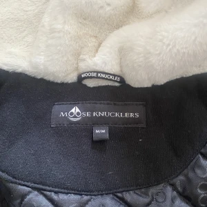 Moose knuckles jacka - Nytt skick, använd 2/3 gånger. Har storlek XS på mina jackor, väger 52kg o är 160 o den här är i storlek M så den är liten i storlek! Nytt pris 4260kr säljer den för 2000. 