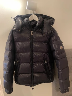 moncler maya - säljer denna moncler maya maya navy skick 7/10 ett litet hål syns på andra bilden sen cartoon avriven men finns kvar size 1 pris 5999 kan gå ner i pris vid snabbaffär  