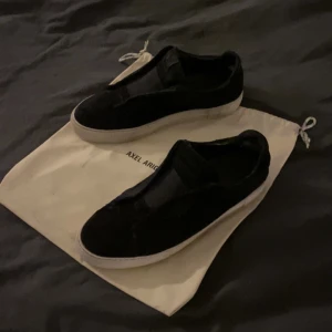 Axel Arigato 360 laceless - Säljer mina svarta Axel Arigato Lacless i storlek 45. Har använt dom som vardagliga skor så skicket är inte det bästa, hål i första lagret av tyg i hälarna men inget som märks när dom är på. Tyvärr ingen box men har påsen kvar. 