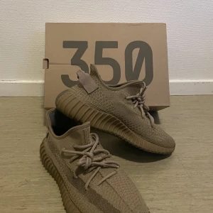 Yeezy 350 earth  - Säljer ett par yeezy som jag fick på en giveaway säljer pågrund av att jag gillar inte den stilen av skor så mycket storlek uk 9 (43) använd typ 2-3 gånger låda med kanske finns digital kvitto kvar söker bud vill ba bli av med dom använder inte 