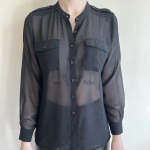 Genomskinlig skjorta  - Svart genomskinlig skjorta från Bikbok i storlek XS. 