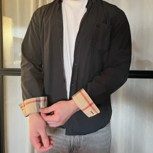 Burberry skjorta  - Tjena, jag säljer nu min sjukt snygga skjorta. Skicket är 7/10 och den passar M. Det finns en liten färg fläck och är lite urtvättad. Nypris 4500kr och kvitto finns! Hör av dig vid funderingar 😊