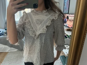 Blus  - Så sjukt fin blus/topp med blommigt mönster köpt på Arkivet från hm, den har ingen skada och ser som ny ut.
