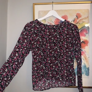 Blommig blus  - Tunn skön blommig blus som är mycket använd men är i nyskick, väldigt bra material💫