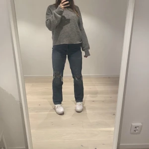 Jeans  - Blåa jeans med hål på knäna, sparsamt använda  