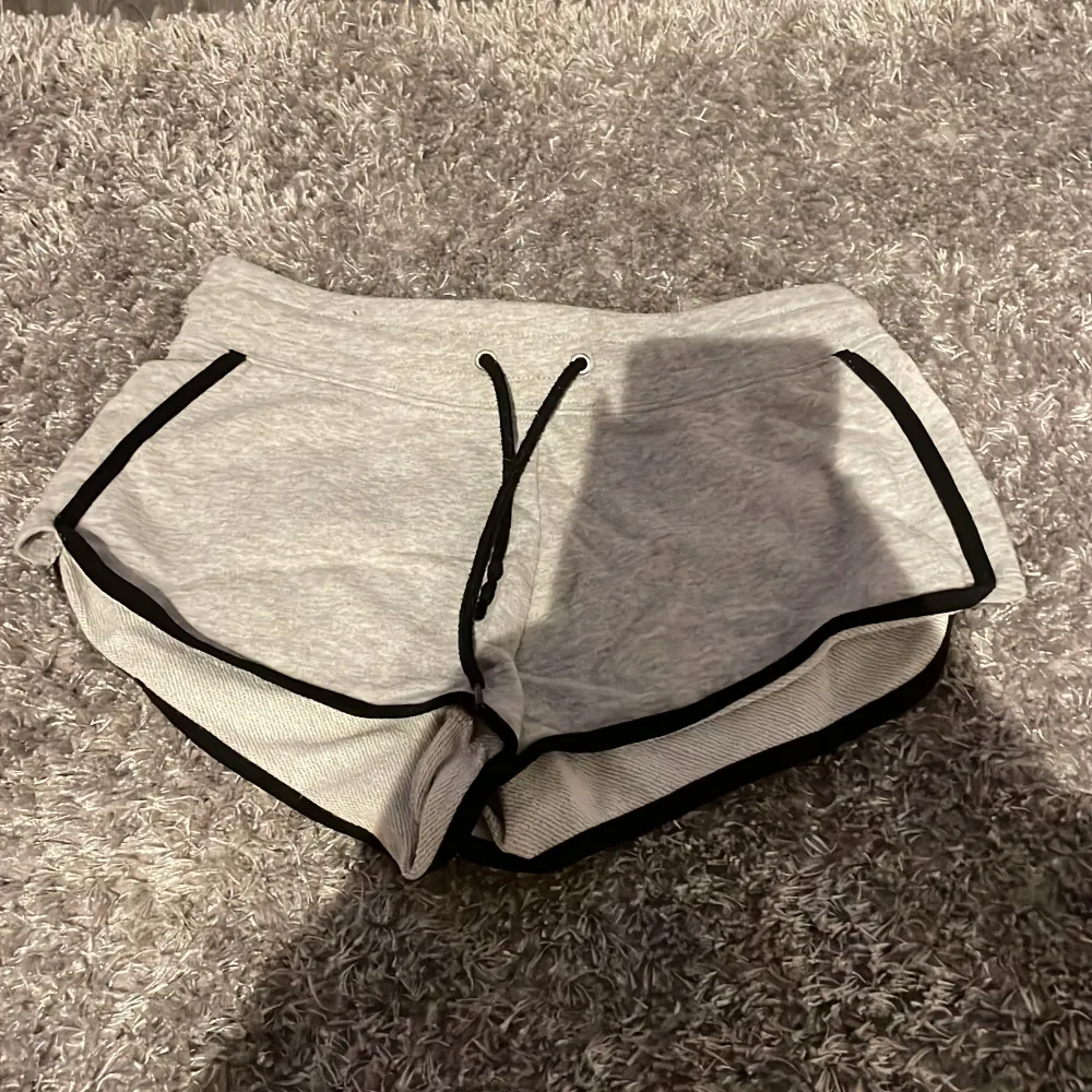 Detta är ett par shorts som är från hm och är i storlek xs. Shorts.