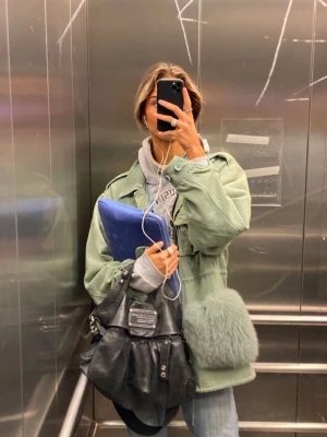 Custommade Windie Jacket - En oversized jacka som är perfekt för alla årstiden och gör outfiten komplett. Köpte för ett halvår sedan för 6000kr. Passar allt ifrån xs-l. Kontakta mig gärna för fler frågor💓