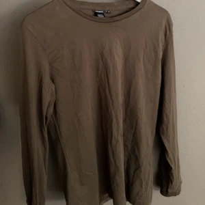 Filippa k tröja  - En vanlig sweatshirt fast en väldigt tun, använd flera år men är i bra skick. Storlek m