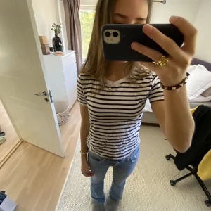 Randig tshirt - Randig T-shirt från zara, använd 2 gånger, skönt material, luftig och härlig ❤️