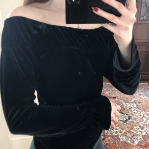 Tröja i sammet - Långärmad tröja i sammet. Stretchigt mjukt material. Bra skick 🖤 3 för 2 på ALLT jag säljer! 😗