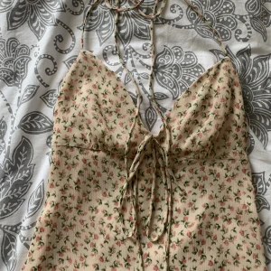 Klänning - Finaste klänningen från zara i väldigt fint skick!🫶🏽💓