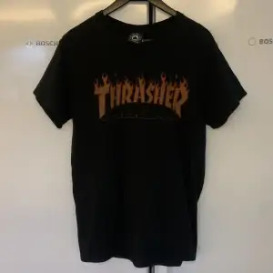 Thrasher t-shirt köpt på junkyard. Unisex storlek S i fint skick. 