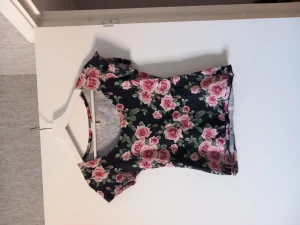 Tröjor  - Säljer dessa 3 snygga tröjor tillsammans i ett paketpris. 130 kronor. Storlek S på de svarta tröjorna och xs på den blommiga, passar dock på storlek S oxå då de är min storlek