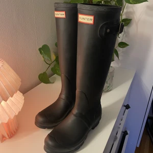 Hunter stövlar - Väldigt bra skick förutom en nötning på spännena som man ser på 3:e bilden💕