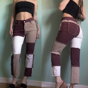 Patchwork pants  - Så snygga och unika statement pants med skön lagom stretch, köpta secondhand🤍🤎 står storlek S men passar perfekt på mig som är strl 38/M✨har små fläckar längst ner på ena benet, kan nog gå bort i tvätten. (💸Rabatt & samfrakt vid köp av flera varor)