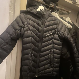 Vårjacka peak - Väldigt bekväm & bra vårjacka. Litet hål i luvan & det är det ända som är skadat på jackan. Då den inte kommer till användning längre så är de bättre att den kommer till användning hos någon annan