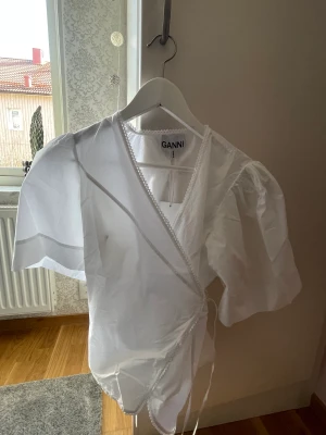 GANNI blus (oanvänd) - En blus inköpt från GANNI. Helt oanvänd och med lappar kvar. 